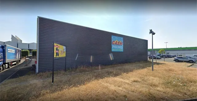 photo  à l’étroit dans ses locaux situés à mulsanne, l’entreprise envisage de faire construire un nouveau bâtiment de l’autre côté de la route, à ruaudin.  &copy;  google street view 