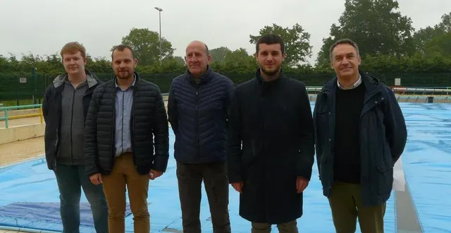 photo  marius trouillet, fabrice goyer thierry, francis lods, quentin levrard et frédéric lamperière sont prêts pour l’ouverture imminente de la piscine.  &copy;  le maine libre 