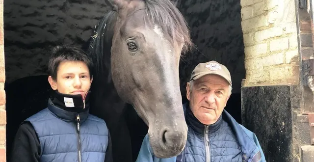 photo  alain roussel avec son petit-fils andréa, au haras du pont de pierre à semallé, avec ikelios.  &copy;  ouest-france 