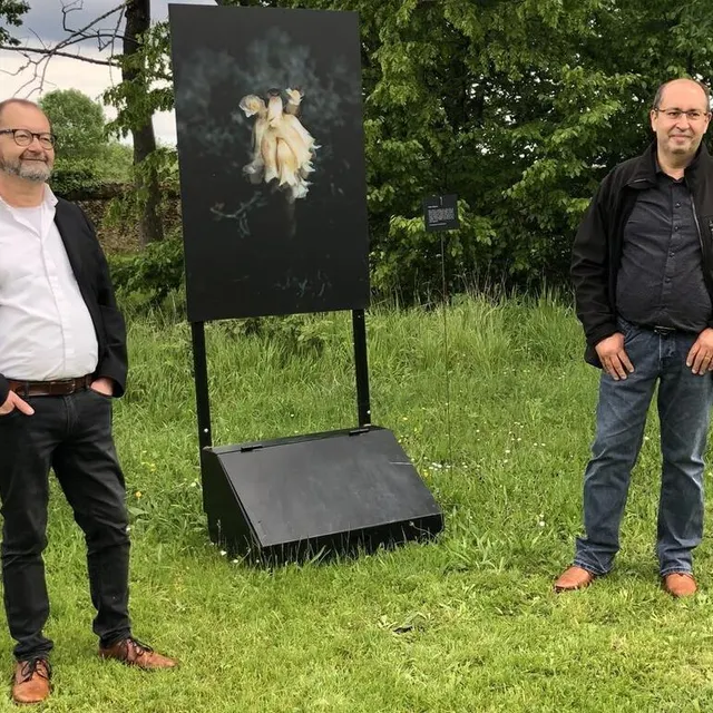 photo les deux frères beucher, michel et dominique, scrutent la nature en gros plan.  ©  le maine libre