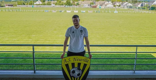 photo  le vice-président de neuville-sur-sarthe   thomas durot, peut fièrement poser devant le logo de son club, vainqueur du concours le maine libre football club.  &copy;  le maine libre 