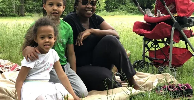 photo  yvré-l’évêque, samedi 29 mai 2021. awa et ses trois enfants, louise, owen et evan profitent de l’arche de la nature.  &copy;  photo le maine libre 