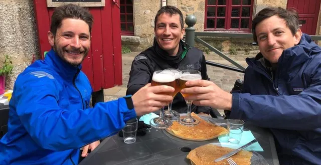 photo  thomas, benoit et thomas ont fait halte cette semaine dans la ville médiévale. ils ont ensuite pris la direction de coulon puis le pays basque.  &copy;  co 