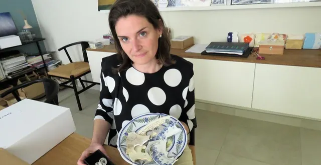 photo  clélia chotard transforme des céramiques anciennes, pour en faire de sublimes broches, boucles d’oreilles, boutons de manchettes, pendentifs, bagues et boutons.  &copy;  ouest-france 