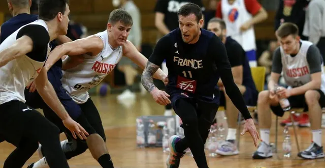 photo  antoine eïto et l’équipe de france de 3x3 privés de jeux olympiques.  &copy;  ffbb 