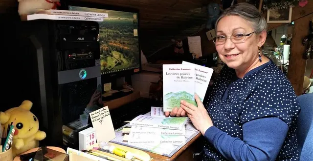 photo  à sa table de travail et d’écriture, catherine lamour présente son dernier roman, « les vertes prairies de barhène ».  &copy;  ouest-france 