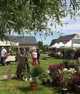 photo  les visiteurs sont venus nombreux s’approvisionner pour embellir leur jardin.  &copy;  ouest-france 