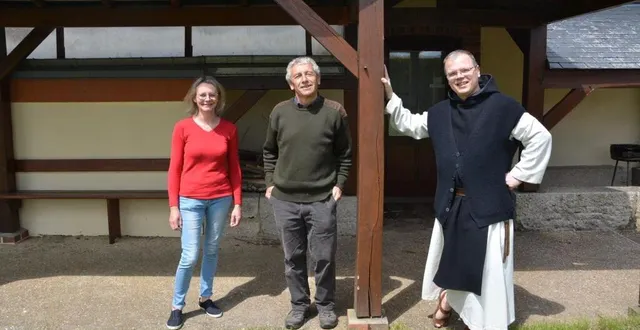 photo  de gauche à droite, martine, salariée de l’association, bernard colin, président et frère paul, responsable de la bergerie.  &copy;  ouest-france 