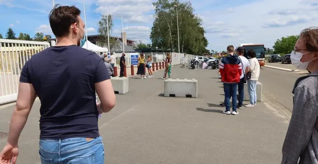 photo  les jeunes sont en route pour le centre de vaccination. à partir du lundi 31 mai, les plus de 18 ans pourront se faire vacciner sans limite d’âge et sans restriction.  &copy;  photo le maine libre – aurélie berland 
