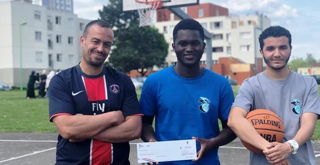 photo  mohamed diaw avec ses amis mohamed el amrani (à gauche) et hicham (à droite), sur le terrain de basket de perseigne.  &copy;  ouest-france 