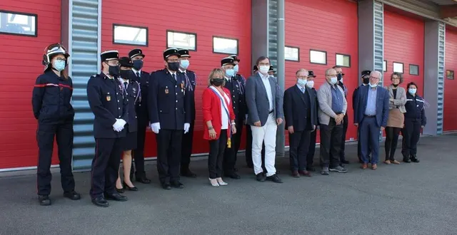 photo  les récipiendaires de la compagnie sud-est et les élus, présents à la cérémonie  &copy;  le maine libre 