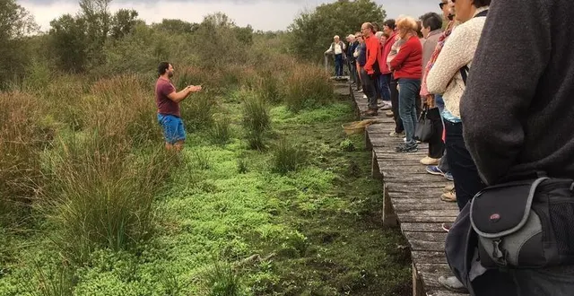 photo  johan launay, lors d’une visite, sur le ponton à la marière.  &copy;  ouest-france 