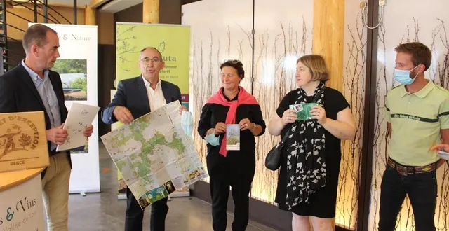 photo  david chollet ; guy-michel chauveau ; véronique richard, directrice de l’office de tourisme de la vallée du loir ; patricia chevalier, chargée de mission du tourisme au pays de mans et romain perrot.  &copy;  le maine libre 