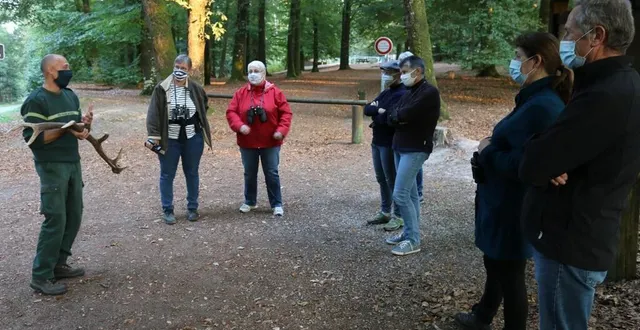 photo  lors de la dernière sortie à l’écoute du brame, jérôme dodier, a rappelé les règles à observer pour préserver la quiétude des animaux.  &copy;  le maine libre 