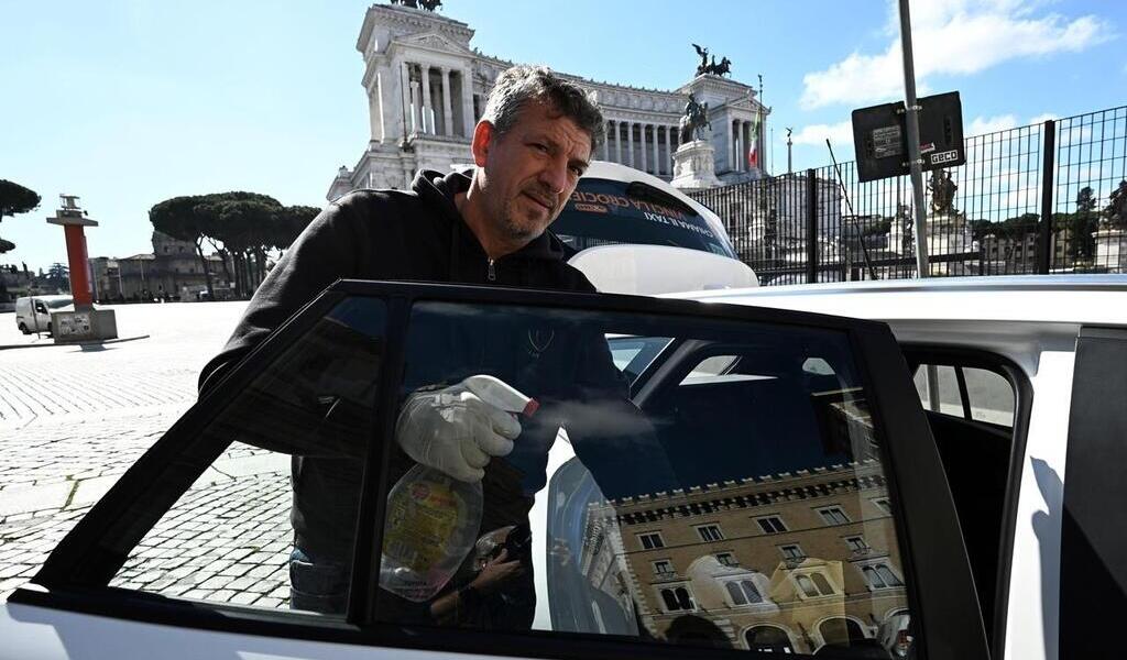 Essuyer À La Main L'intérieur De La Voiture Avec Un Tapis. Concept De  Désinfection Et De Nettoyage. Tuer Le Coronavirus Sur La Surface Touchante  De L'auto. Concept De Lavage De Voiture Console