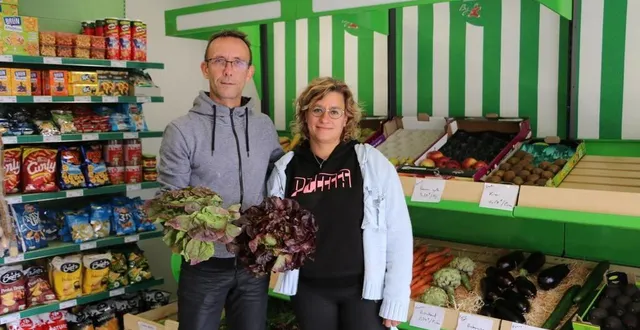 photo  stéphanie fagault et franck molineau ont repris le multicommerce du bailleul, après une reconversion professionnelle.  &copy;  ouest-france 