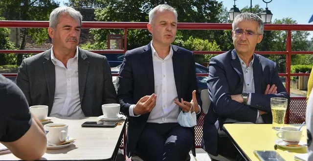 photo  françois de rugy accueilli à fercé-sur-sarthe par dominique amiard et dominique dhumeaux.  &copy;  le maine libre – yvon loue 