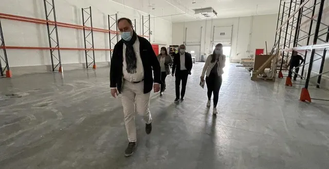 photo  antonio vaz, le directeur de la charcuterie du moulin, a fait visiter au maire de cherré-au, jannick niel, son nouveau bâtiment.  &copy;  le maine libre 
