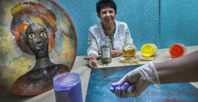 photo  isabelle ratiskol, directrice de la miroiterie mancelle grav’or, est fière de présenter les nouvelles créations décoratives de son équipe.  &copy;  photo le maine libre denis lambert 