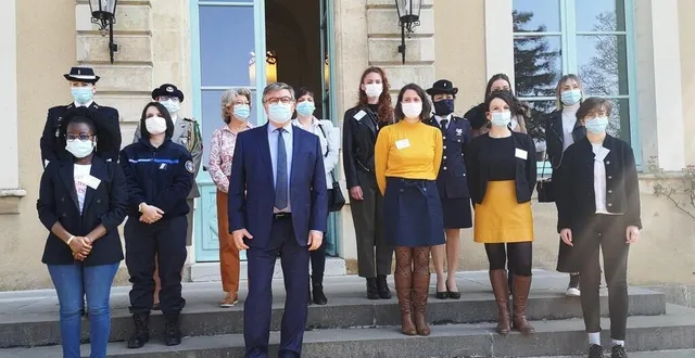 photo  ce lundi, une dizaine de femmes se sont rassemblées à la préfecture de sarthe pour évoquer leur parcours.  &copy;  le maine libre 