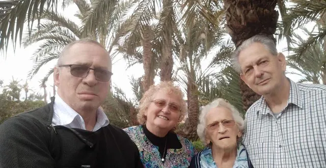 photo  serge devault (à gauche) et sa famille sont bloqués à marrakech, dans la palmeraie.  &copy;  serge devault 