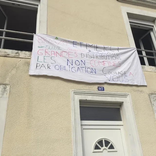 photo les banderoles fleurissent en de nombreux endroits.  ©  photo valérie cyriaque mallet