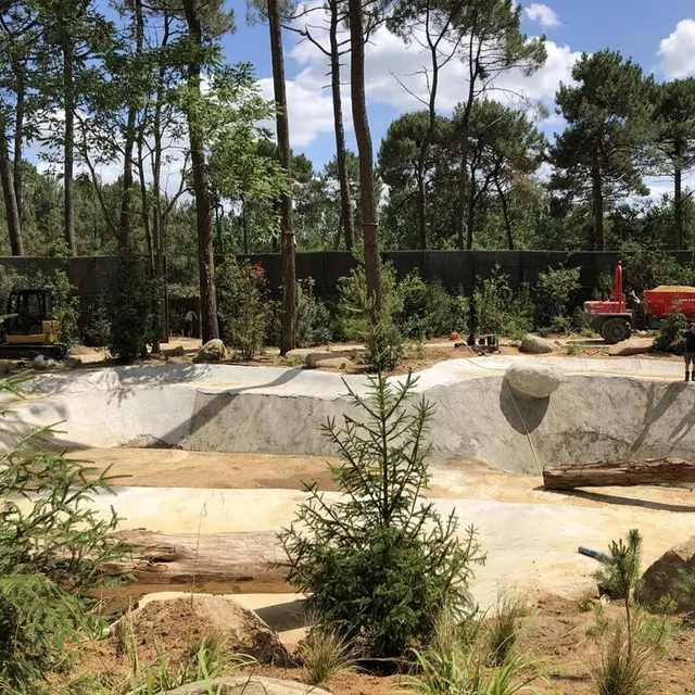 On s’active aux derniers préparatifs dans le nouvel habitat des ours. Il comporte un grand bassin et de nombreux végétaux.. OUEST-FRANCE photo on s’active aux derniers préparatifs dans le nouvel habitat des ours. il comporte un grand bassin et de nombreux végétaux.. © ouest-france