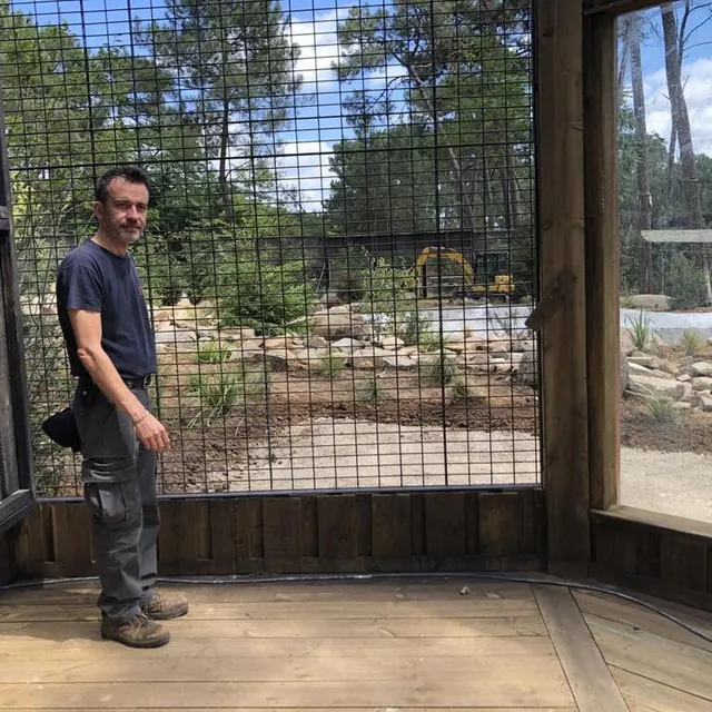 Cyril Hue présente le nouveau « mur de médical training » : grâce à lui, les ours peuvent s’exercer ou être soignés. OUEST-FRANCE photo cyril hue présente le nouveau « mur de médical training » : grâce à lui, les ours peuvent s’exercer ou être soignés. © ouest-france