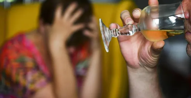 photo  la bière est l’alcool que les hommes de 18 à 34 ans privilégient de boire, contrairement aux plus de 35 ans qui préfèrent consommer du vin.  &copy;  le maine libre – herve petitbon 