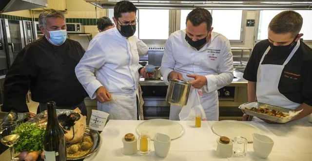 photo  huit chefs ont uni leurs efforts depuis le mois de février. jean-sébastien monné (au centre), chef de l’auberge de bagatelle au mans, est satisfait de l’association produite, entre des produits uniquement issus de la sarthe.  &copy;  photo le maine libre – denis lambert 