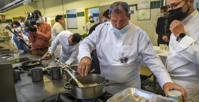 photo  les huit chefs ont présenté leur nouvelle recette au lycée hôtelier hélène-boucher, avec lequel ils ont collaboré.  &copy;  photo le maine libre – denis lambert 