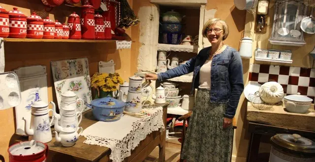 photo  véronique quellier présente son nouveau décor des « moulins à vent ».  &copy;  le maine libre 