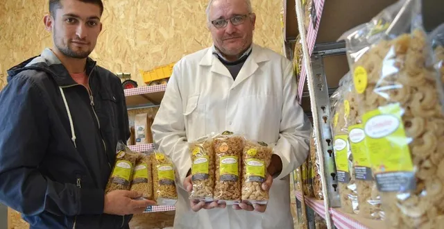 photo  alban billy et ludovic babin, gérants de grainélis, à taizé-maulais, font partie des producteurs présents au marché organisé place saint-médard.  &copy;  archives co 