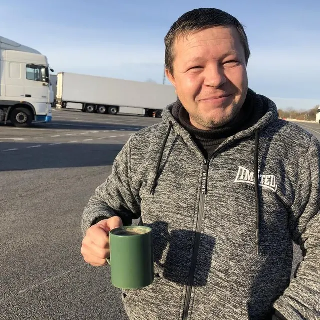 photo un mug de café chaud à la main, un routier russe se réveille tout doucement sur l’aire de sargé le mans nord, ce samedi 11 janvier.  ©  ouest-france