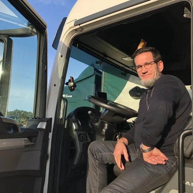 photo « première nouvelle », s’étonne christophe, un routier vendéen, qui ignorait l’arrêté préfectoral interdisant aux poids lourds le stationnement sur l’aire de sargé durant la nuit.  ©  ouest-france