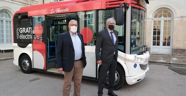 photo  joël le bolu, président du réseau de transports urbains de le mans métropole et le maire du mans stéphane le foll devant l’une des nouvelles navettes électriques gratuites du mans jeudi 27 mai 2021.  &copy;  ouest france 