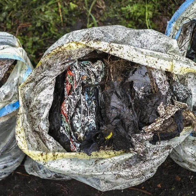 photo toutes sortes de déchets ont été retirés du sol.  ©  photo le maine libre-denis lambert