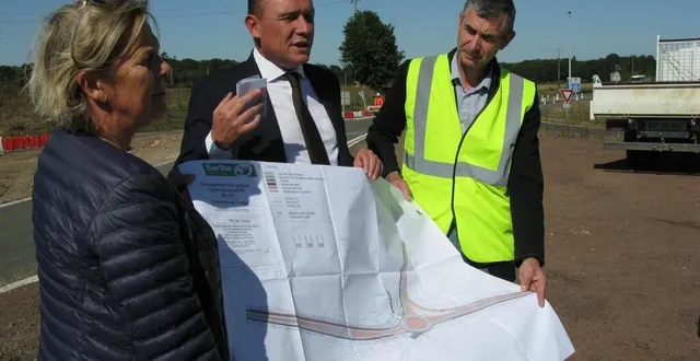 photo  frédéric beauchef, vice-président du conseil départemental chargé des routes, accompagné de dominique aubin, s’est rendu sur les lieux du futur giratoire.  &copy;  ouest-france 