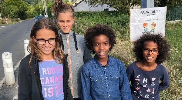 photo  mathilde, romane, luca et lilou. les enfants de la rue du montafoin se mobilisent pour faire ralentir les automobilistes dans leur quartier.  &copy;  ouest-france 
