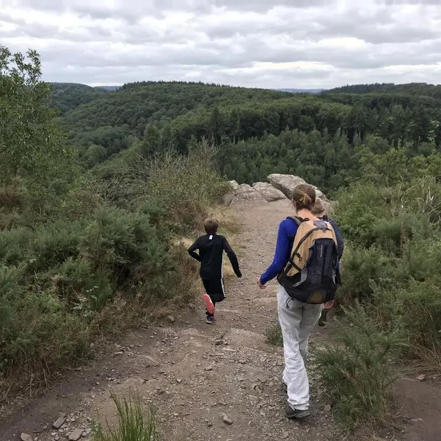 photo de nombreux randonneurs découvrent la suisse normande depuis le haut du précipice de la roche d’oëtre.  ©  ouest-france