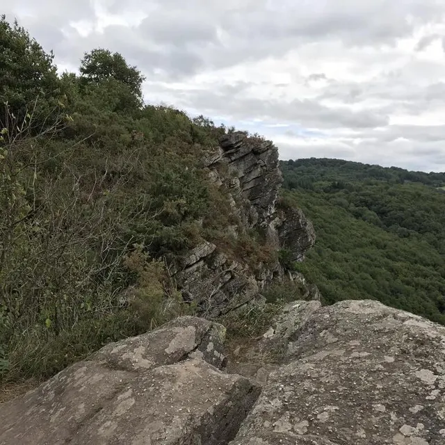 photo la roche d’oëtre est connue pour l’un de ses rochers, dans lequel est naturellement creusé un « profil humain ».  ©  ouest-france