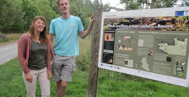 photo  julie et johan près d’un panneau d’interprétation du type de ceux qu’ils sont amenés à réaliser ensemble.  &copy;  ouest-france 