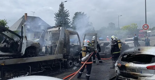 photo  la dépanneuse a pris feu, avenue joël-le-theule. la chaleur dégagée par l’incendie a endommagé quatre autres véhicules.  &copy;  photo le maine libre 