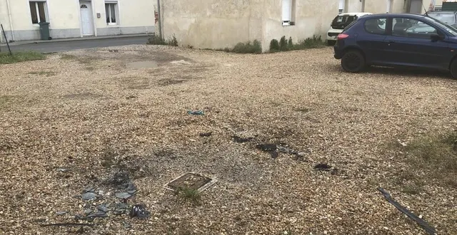 photo  une audi s3 cinq portes a été incendiée dans la nuit de mardi à mercredi dans cette cour partagée par plusieurs locataires.  &copy;  le maine libre 