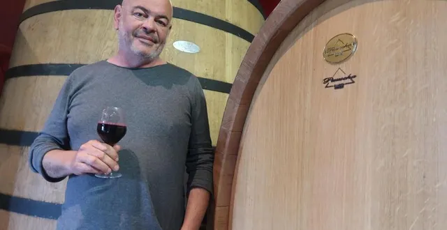 photo  nicolas reau à côté d’une barrique de la cuvée l’enfant terrible, millésime 2018.  &copy;  archives co – guillaume raineau 