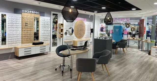 photo angers. renouveler ses lunettes directement chez l’opticien grâce au bilan visuel des lunettes de blandine