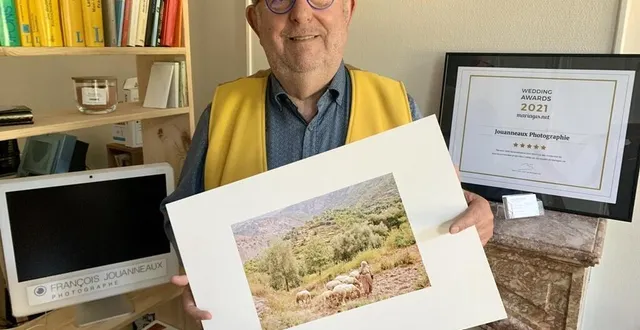 photo  françois jouanneaux présente une de ses photos au festival de carpentras en juillet et en août 2021.  &copy;  le maine libre 