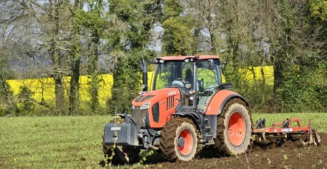 photo  ce jeudi 3 juin 2021, peu après 14 h 30, les sapeurs-pompiers sont intervenus sur un feu de tracteur à avezé, au nord-est de la sarthe. il n’y a pas eu de blessé.  &copy;  thierry creux / ouest-france 