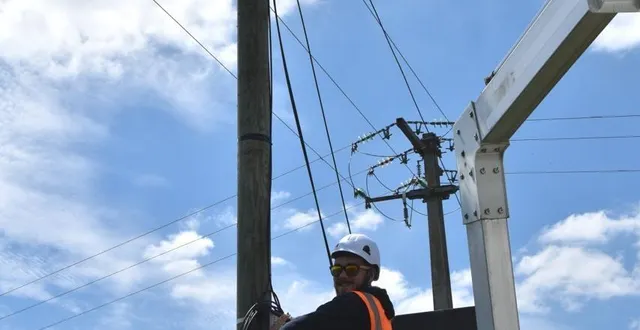 photo  le technicien est intervenu vendredi 28 mai 2021 pour tirer la fibre et procéder aux raccordements.  &copy;  le maine libre 