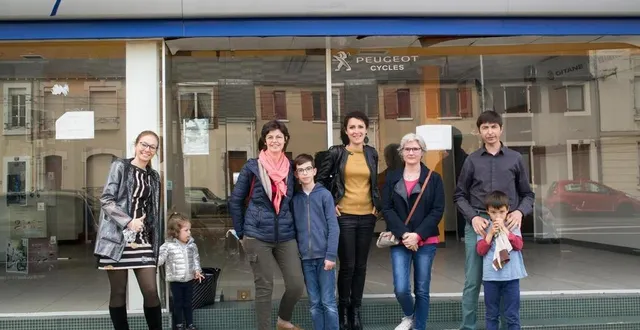 photo  de gauche à droite, audrey dolo-canal, isabelle de la taille coach parental, lucie vidal responsable presse et réseaux sociaux, marie chabannot sophrologue, et sébastien pilet enseignant spécialisé, devant les anciens locaux des docks cyclistes du maine.  &copy;  ouest france 